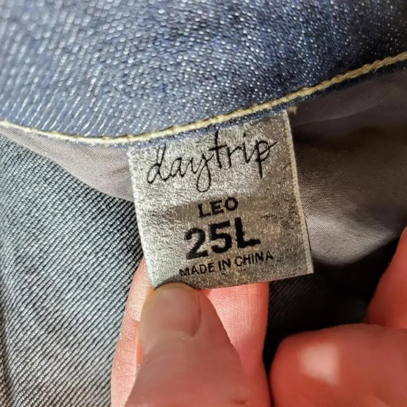 daytrip Leo Bootcut Dark Wash Faded Low Rise Studded Women's Jeans Size 25L - Picture 4 of 14